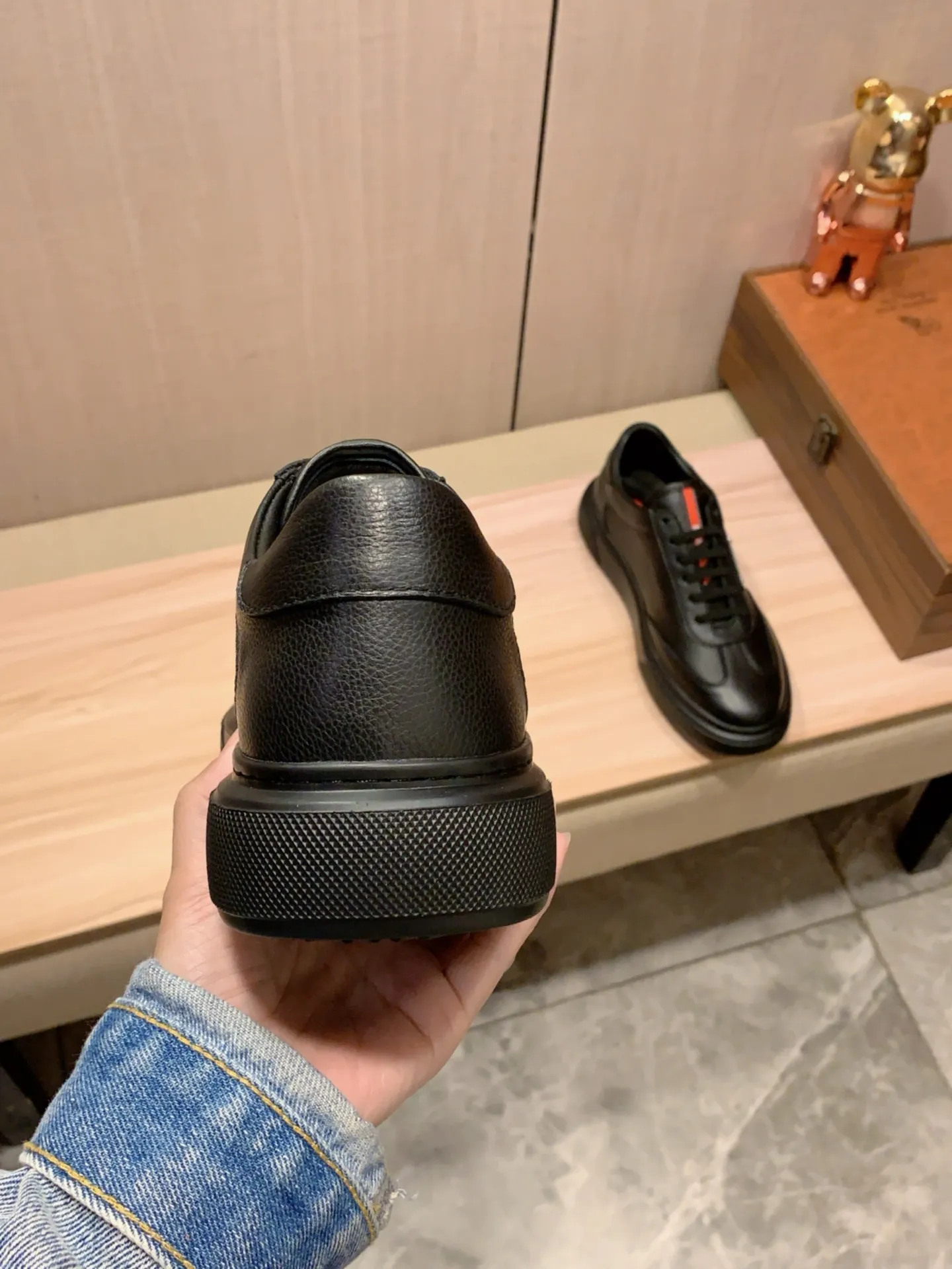New model: Factory price: 460💰💰🎩🎩[Lightning][Lightning] "Prada Men's Shoes 💰pRADA*" The latest and most popular casual shoes, top brands [seduce] luxury~purchase, top~quality. [Strong] The upper is made of imported breathable and polished cowhide material ➕ Breathable sheepskin feet (•) with fine workmanship. The original stylish and stylish soft rubber wear-resistant and non-slip outsole is light and comfortable on the feet. The real thing looks better when photographed in person. 0186: code: 38-44, 4️⃣ colors selected